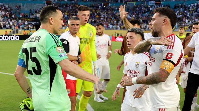 Agustín Marchesín y Nicolás Otamendi le reclamaron al árbitro al final del partido y los jugadores se cruzaron.