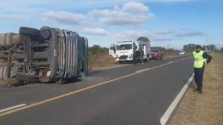 Tres personas hospitalizadas tras el vuelco de un camión en la Ruta 12