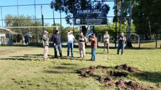Dirigentes del Club Salto Grande recorriendo la obra en su cancha.