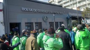 Movimientos sociales y trabajadores de la economía popular se concentraron frente a la Bolsa de Cereales de Entre Ríos en reclamo de un salario básico universal