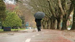 El secreto para mojarse menos bajo la lluvia: ¿ir rápido o lento?