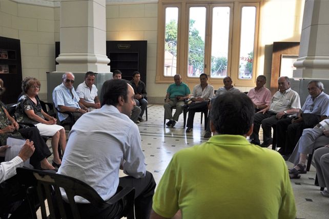 Ante los vecinos, Corral firmó el decreto que regula los usos de la Estación Belgrano