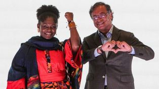 El presidente electo Gustavo Petro festeja junto a su compañera de fórmula, la ahora vicepresidenta electa, Francia Márquez.&nbsp;