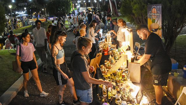 Más de 100 emprendimientos de distintos rubros productivos y gastronómicos de la provincia participaron de la Feria Navideña en plaza Carbó
