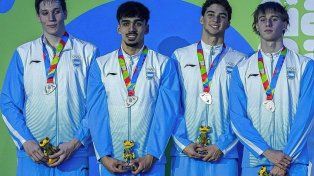 Laureano Hopmeier de Unión, primero de la derecha, logró medalla de plata en el relevo combinado.