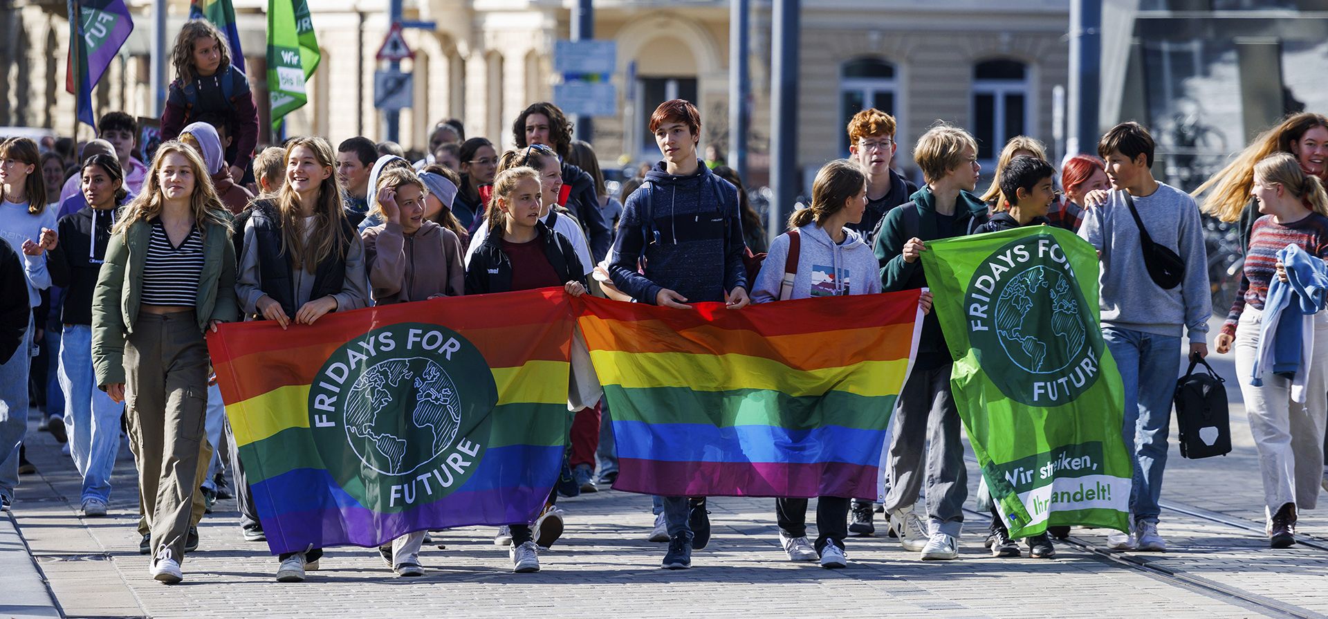 Jóvenes marchan durante una manifestación del movimiento Fridays for Future, en Friburgo, Alemania, el viernes 23 de septiembre de 2022. Jóvenes activistas realizaron una