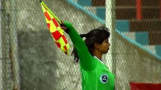 Futbolista de Deportivo Merlo golpeó a una jueza de línea