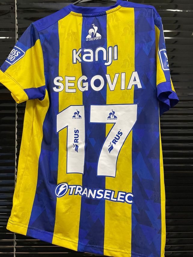 La camiseta de Santiago Segovia estuvo presente en la jornada benéfica del club entrerriano.