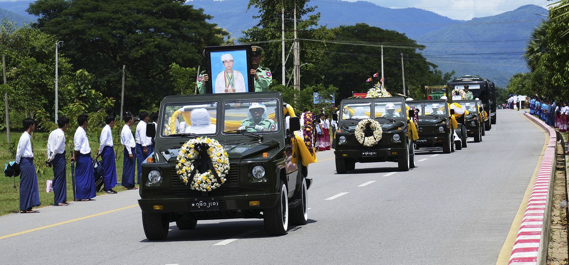 Personas junto a una carretera mientras el carruaje transporta el ataúd del expresidente interino Myint Swe durante su funeral el lunes 11 de agosto de 2025 en Naypyitaw, Myanmar (Birmania). (Foto AP/Aung Shine Oo) Personas junto a una carretera mientras el carruaje transporta el ataúd del expresidente interino Myint Swe durante su funeral el lunes 11 de agosto de 2025 en Naypyitaw, Myanmar (Birmania). (Foto AP/Aung Shine Oo)