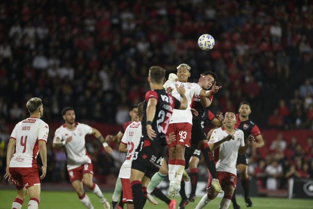 Newells y Huracán hacen un partido plagado de goles.