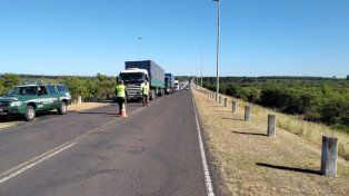 Gendarmería implementó un dispositivo para evitar la permanencia de rodados sobre el Puente Gualeguaychú-Fray Bentos