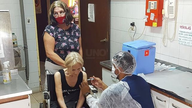 El operativo de vacunación en geriátricos comenzó el pasado lunes y se espera inocular a 15 mil personas en todo el territorio provincial.
