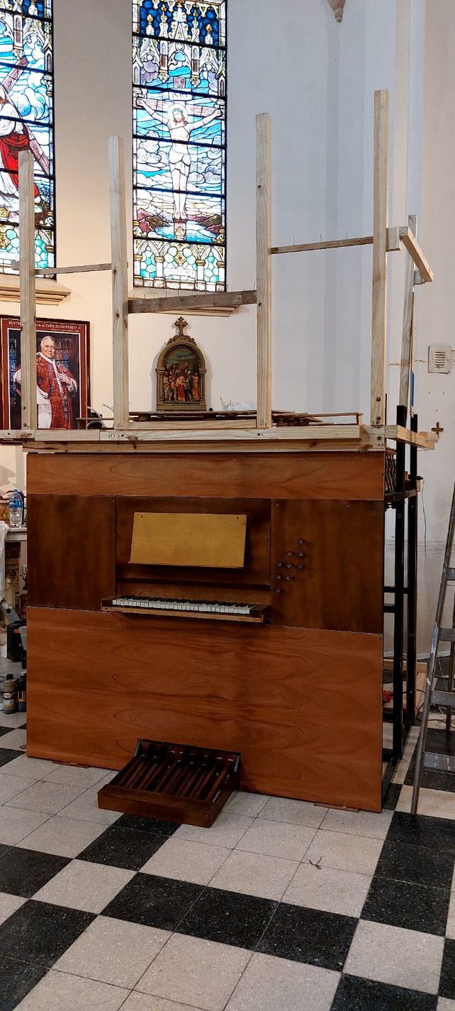 Es del estilo barroco italiano y fue fabricado en Argentina.