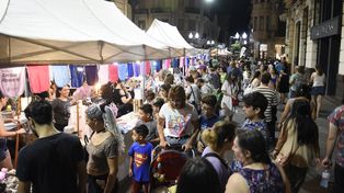La Noche de las Peatonales, el evento que integra el comercio con propuestas culturales, gastronómicas, ferias de artesanos y de libreros, ya es un clásico de la ciudad.