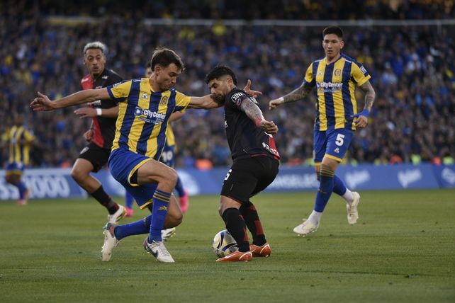 Komar ingresó por el lesionado Giménez ante Riestra, pero en el clásico fue titular. El central cumplió las expectativas.