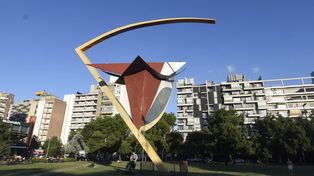 Mercado del Patio: repintan la obra de Pérez Celis y la plaza tendrá nuevos juegos