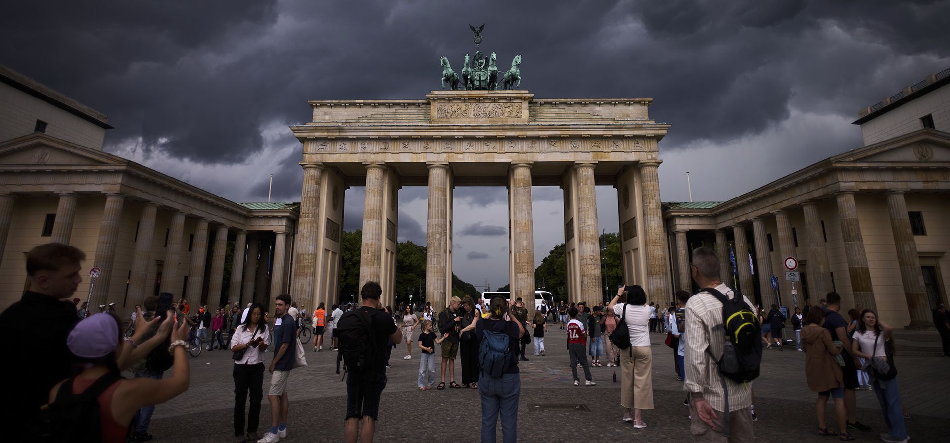 La gente visita la Puerta de Brandeburgo mientras se acumulan nubes de lluvia en el cielo en un día de verano en Berlín, Alemania, el martes 15 de julio de 2025. (Foto AP/Markus Schreiber) La gente visita la Puerta de Brandeburgo mientras se acumulan nubes de lluvia en el cielo en un día de verano en Berlín, Alemania, el martes 15 de julio de 2025. (Foto AP/Markus Schreiber)