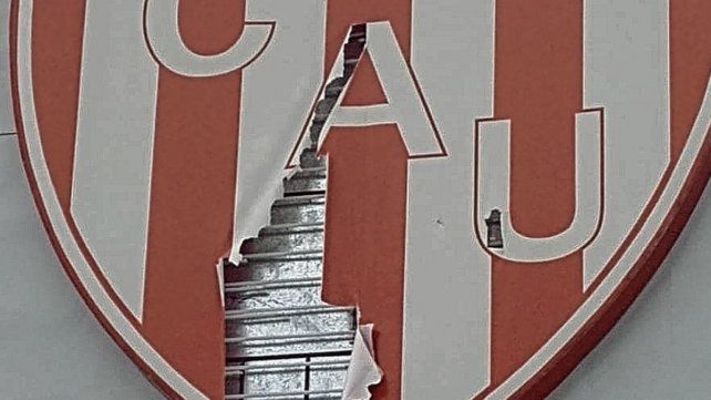 La dirigencia de Unión procederá a retirar el escudo del club que para su posterior reparación.