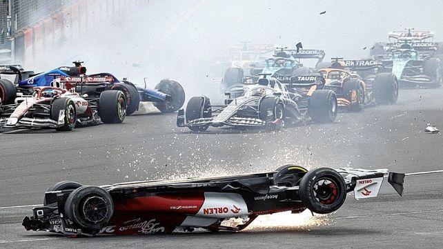 F1: Sainz sumó su 1ª victoria tras el impactante accidente de Zhou