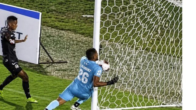 Un jugador en Panamá abandonó el partido y denunció a su arquero por arreglo de resultados