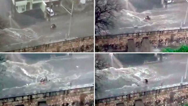 La lucha de un motociclista contra el temporal en la ciudad de Córdoba