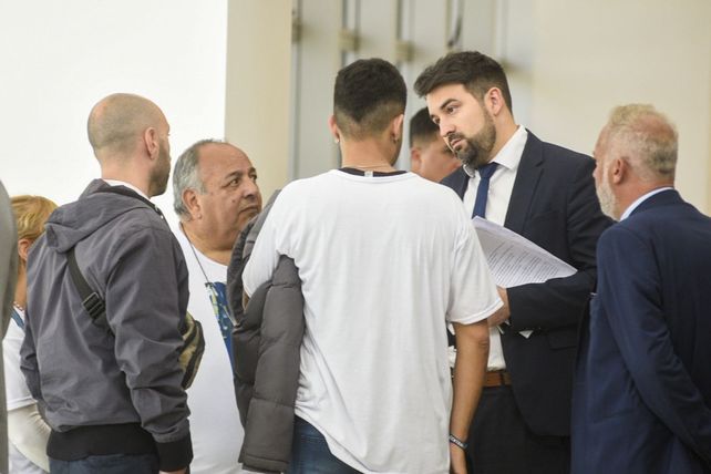 El fiscal Gastón Avila (con un papel en la mano) con familiares de Ivana Garcilazo