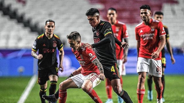 Benfica y Ajax igualaron 2-2 en el partido de ida por los octavos de final de la Champions League. Benfica y Ajax igualaron 2-2 en el partido de ida por los octavos de final de la Champions League.