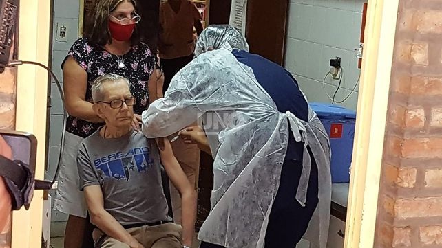 Comenzó la vacunación en lo geriátricos santafesinos con las llegadas de dosis de vacunas
