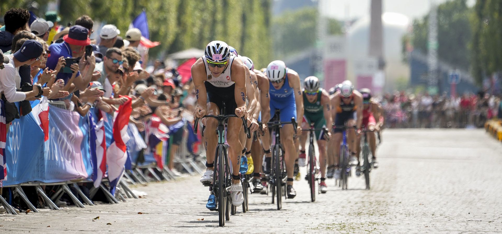 El alemán Jonas Schmburg (centro) compite durante la etapa de ciclismo del triatlón individual masculino en los Juegos Olímpicos de Verano de 2024, el miércoles 31 de julio de 2024, en París, Francia. (Foto AP/David Goldman) El alemán Jonas Schmburg (centro) compite durante la etapa de ciclismo del triatlón individual masculino en los Juegos Olímpicos de Verano de 2024, el miércoles 31 de julio de 2024, en París, Francia. (Foto AP/David Goldman)