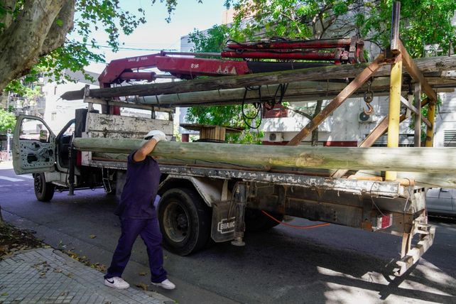 Defensa Civil y Telecom levantaron la columna que cayó sobre los vehículos.