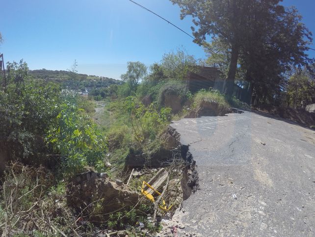La barranca de calle Osinalde se comió una mano de la arteria