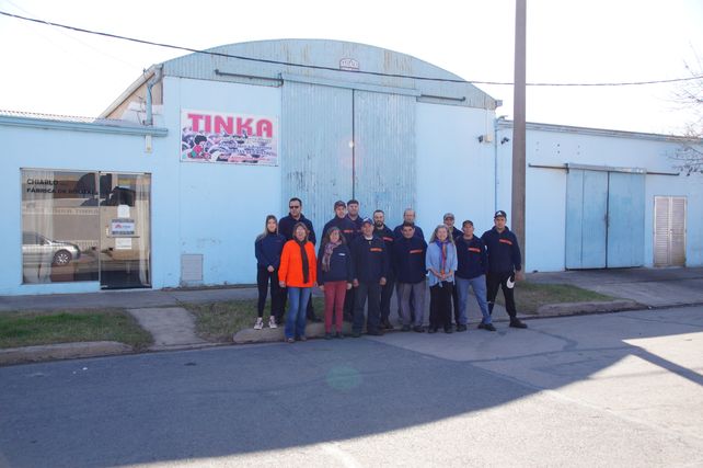 Parte del equipo de Tinka en el frente de la empresa, ubicada en la ciudad de San Jorge, Santa Fe.