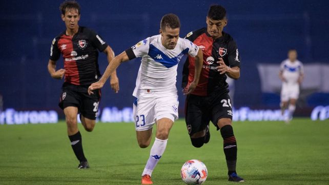 Rivero intenta quitarle la pelota a Bouzat