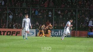 Colón perdió 2-1 ante Mitre en Santa Fe y el público pidió la renuncia de Iván Delfino