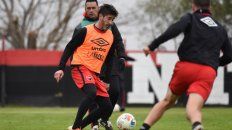 Gamboa observa desde atrás a Pablo Pérez, que puede jugar de volante interno o mixto. Gamboa observa desde atrás a Pablo Pérez, que puede jugar de volante interno o mixto.