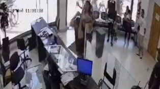 Un usuario enojado destrozó todo lo que pudo en la compañía de electricidad