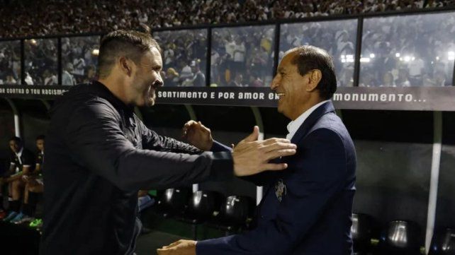 El abrazo de Coudet y Ramón Díaz cuando se enfrentaron con Internacional y Vasco da Gama en 2023.