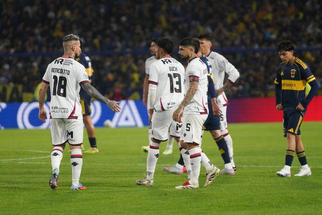 Los jugadores de Newells llenos de impotencia tras la derrota con Boca.