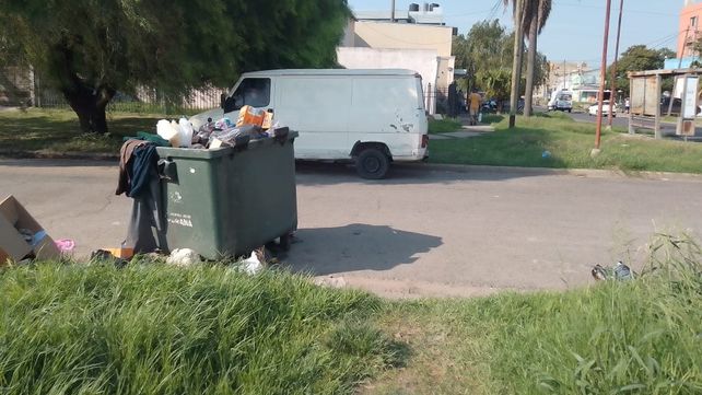 Plaza María del Carmen Caviglia de Boeykens con pastizales de más de 80 centímetros de alto y basura.