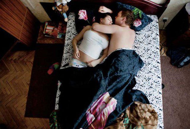 Fotografió a todas sus amigas embarazadas mientras dormían