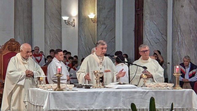 Monseñor Raúl Martín preside la misa central en La Catedral de Paraná.