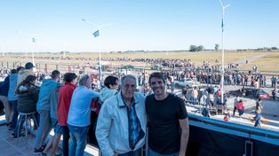 Juan María Traverso junto al intendente nicoleño Manuel Passaglia, quien presentó formalmente la propuesta para homenajear al Flaco, en pleno circuito.