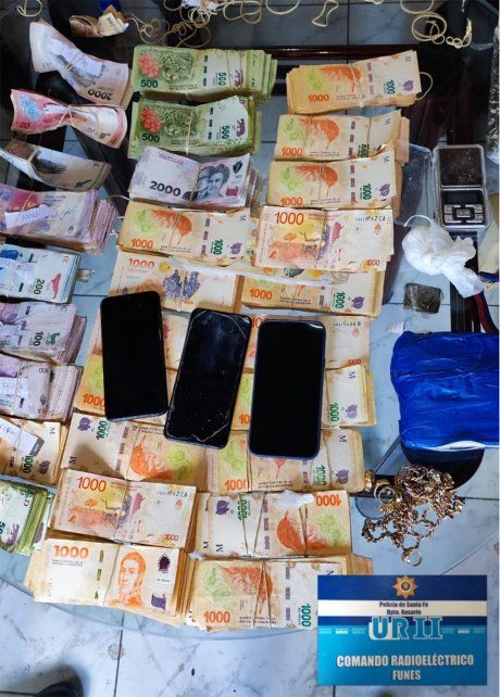 Parte del dinero y la droga secuestrada en una vivienda de Funes.