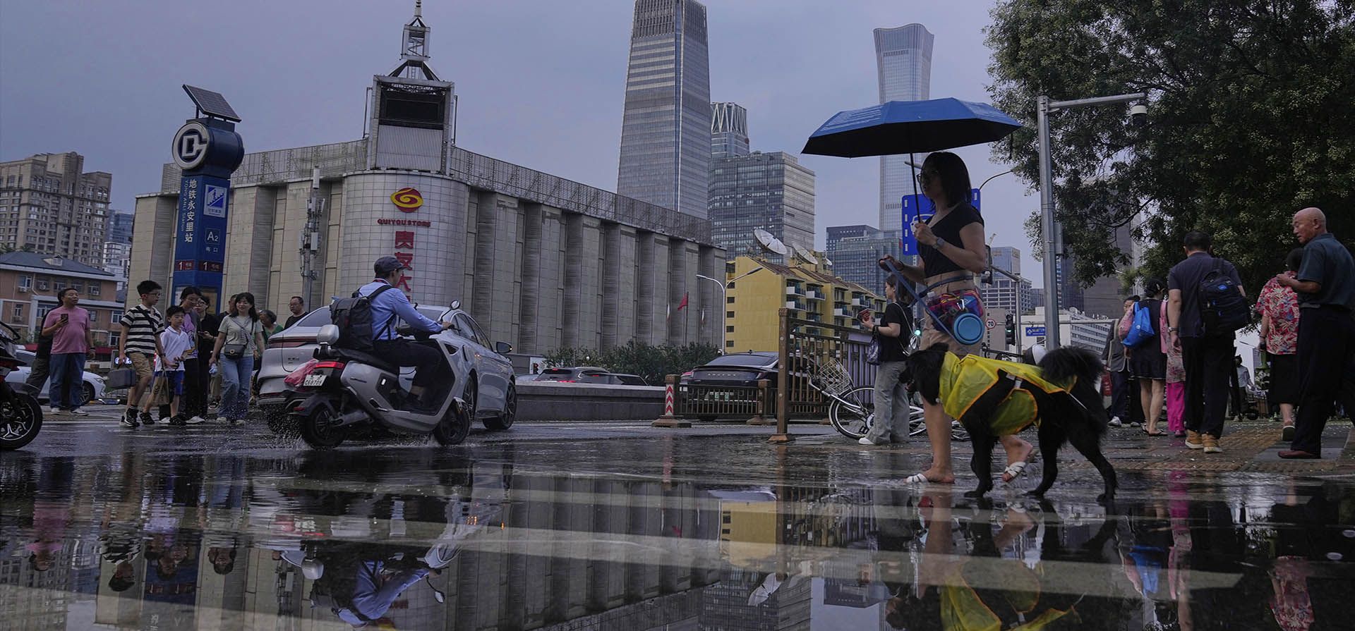 Los peatones se reflejan en el agua de lluvia al cruzar la calle tras el diluvio en Pekín, China, el viernes 25 de julio de 2025. (Foto AP/Mahesh Kumar A.) Los peatones se reflejan en el agua de lluvia al cruzar la calle tras el diluvio en Pekín, China, el viernes 25 de julio de 2025. (Foto AP/Mahesh Kumar A.)