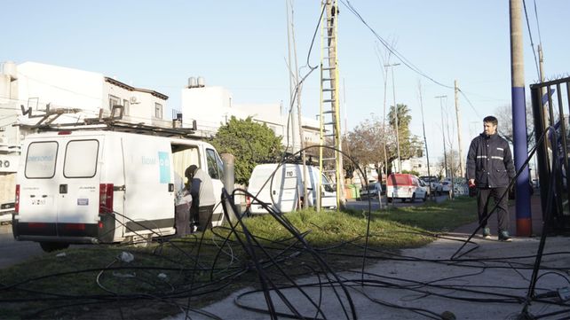 Insólito corte de tránsito en Rosario: un semáforo se partió y cayó en plena calle