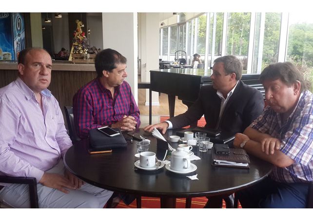 Reunión. Donda (de saco) con los legisladores de Cambiemos.