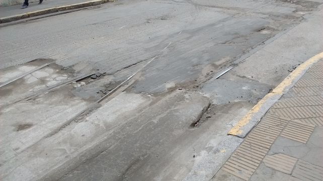 A repavimentarse. Calle Italia fue fresada y asomaron los rieles.&nbsp;