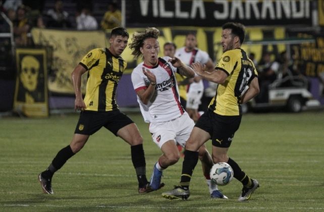 Newells derrotó 1 a 0 a Peñarol con un rendimiento de mayor a menor