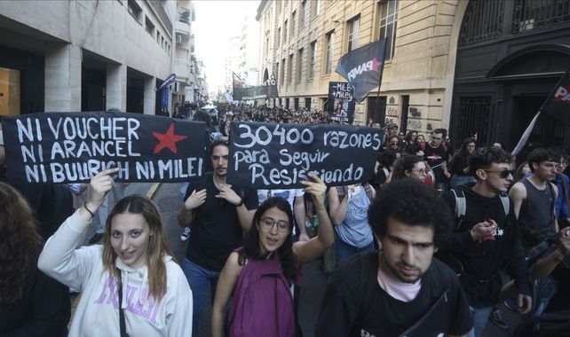 La UNR marchó contra los váucheres que plantea Milei