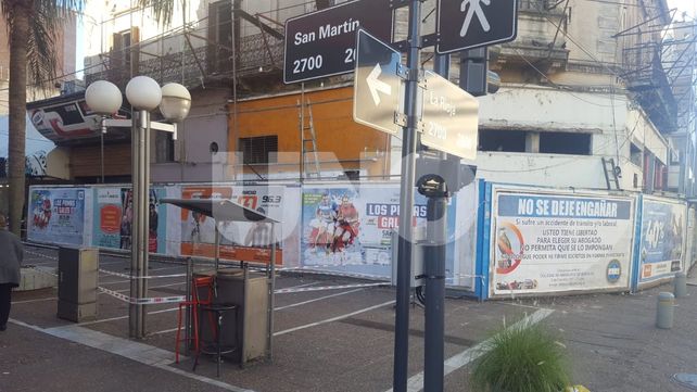 Ampliaron la valla de la esquina de La Rioja y San Martín por precaución